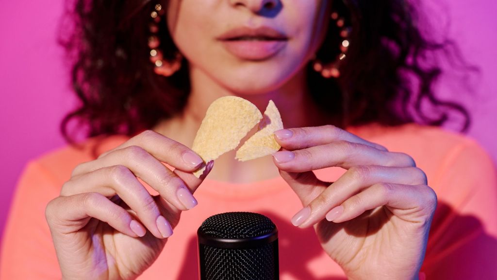 Что такое ASMR и как странные видео помогают расслабиться и снять стресс?